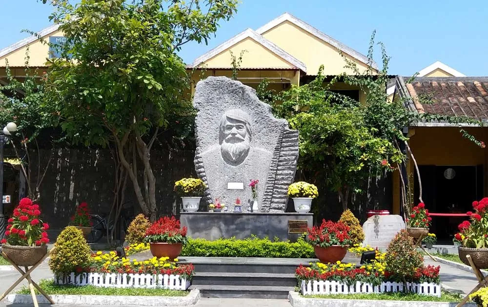 Monument to architect Kazik in Hoi An (Source: Collected).